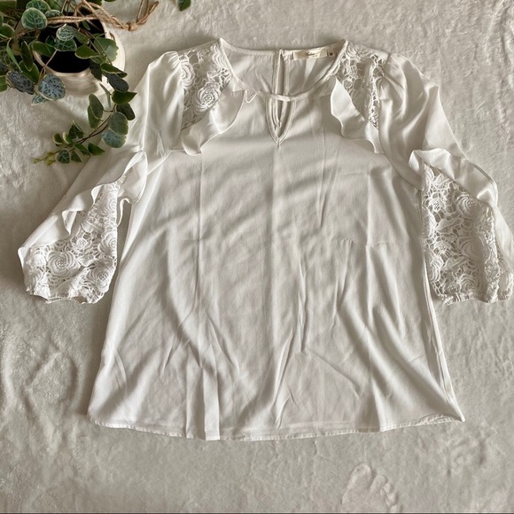 Andree by unit white top with crochet sleeve - Picture 1 of 4